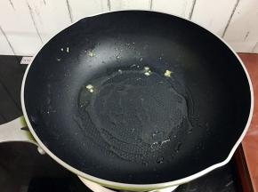 原锅倒入适量的食用油烧热