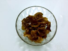 泡发好的木耳洗净撕成小朵备用