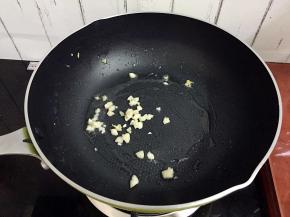 放入蒜末爆香