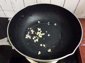 放入蒜末爆香