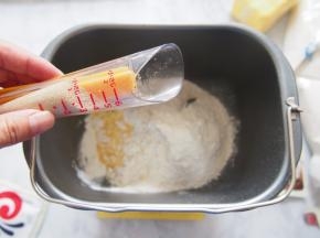 在另一侧角落里放入酵母。