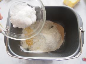 在另外的角落里放入白糖、盐后加入牛奶，揉至光滑。