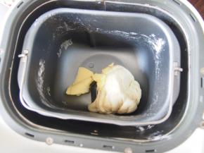 加入黄油揉至完全阶段。