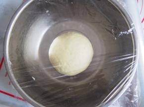 揉好的面团放入盆中发酵至2倍大。