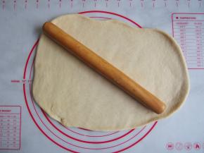 将发酵好的面团排气，并擀成长方形。