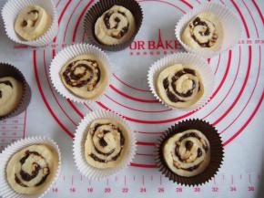 将切开的面团放在高温纸杯中摆放整齐。