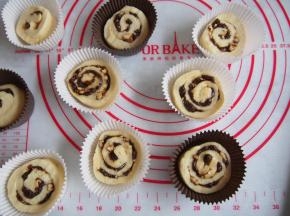 将切开的面团放在高温纸杯中摆放整齐。