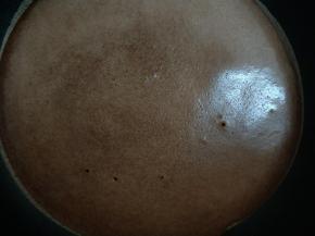 小火加入平底锅，舀一勺面糊放入锅内，转动锅子摊成圆形薄饼，煎至表面冒泡即可。