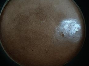 小火加入平底锅，舀一勺面糊放入锅内，转动锅子摊成圆形薄饼，煎至表面冒泡即可。