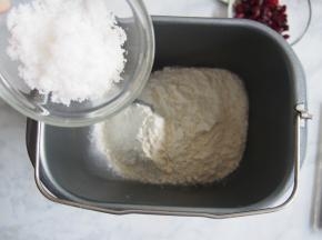 将面粉放入面包机桶中，加入白糖。