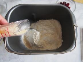 加入酵母和盐，加入清水，揉成光滑面团至扩展阶段。