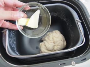 加入黄油继续揉至完成阶段。