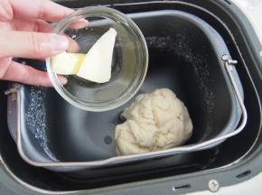 加入黄油继续揉至完成阶段。