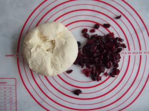 加入蔓越莓揉匀。