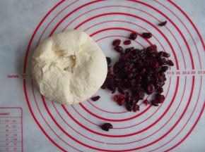 加入蔓越莓揉匀。