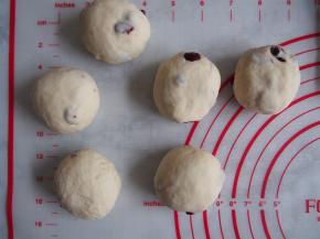 将面团分割成6个，松弛5分钟。