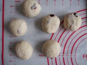 将面团分割成6个，松弛5分钟。