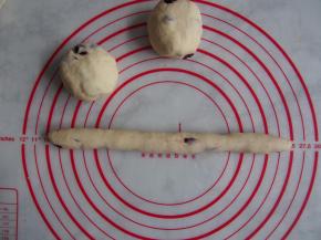 将分割好的面团擀开，从一侧卷起成为25cm左右的长条。