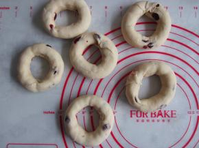 将面团另一头围过来，捏紧成为环状。