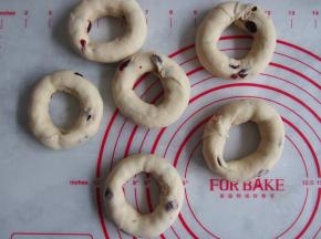 将面团另一头围过来，捏紧成为环状。