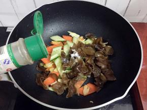 加入胡椒粉翻炒至断生