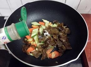加入胡椒粉翻炒至断生