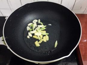 放入葱姜蒜爆香