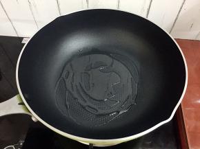 锅中倒入适量的食用油烧热