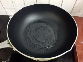 锅中倒入适量的食用油烧热