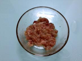 猪肉洗净切成薄片后用料酒、盐、淀粉抓匀腌制十五分钟