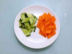 胡萝卜、黄瓜洗净切成菱形片