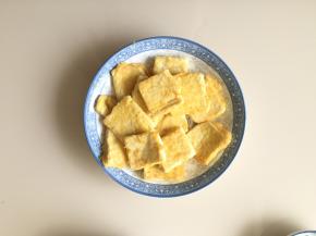 两面都煎黄后夹出备用