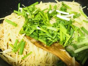 倒入葱段。再次翻炒均匀，马上过来起锅。