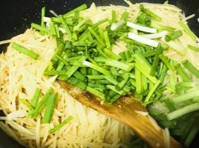 倒入葱段。再次翻炒均匀，马上过来起锅。