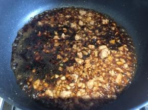 然后下提前炒熟的肉末，倒入提前调至好的酱汁