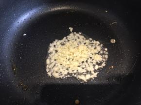 锅内再倒一点点油，油热后下蒜末炒香