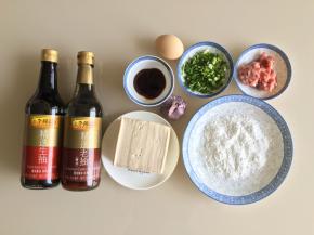 准备好材料，玉米淀粉放在盘子里均匀铺开