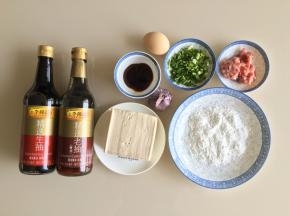 准备好材料，玉米淀粉放在盘子里均匀铺开