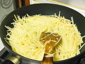 倒入沥干水分的土豆丝，迅速翻炒。