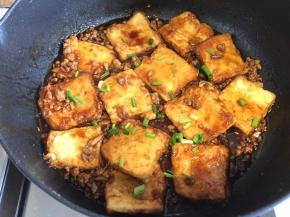 汤汁浓稠时，关火，撒香葱