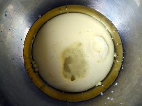 将牛奶、玉米油和20克白糖混合