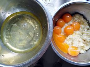 分蛋，将蛋白放进无油无水干净的盆里，蛋黄放进之前做好的面糊