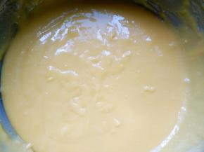 将蛋黄糊用蛋抽搅拌均匀