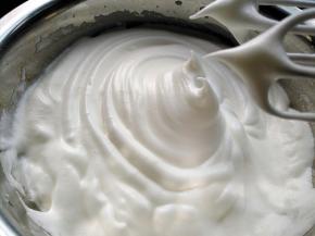 蛋清加入少许柠檬汁，分3次加入80克白糖，打发至湿性发泡