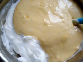 将混合好的蛋糕糊倒回蛋白盆