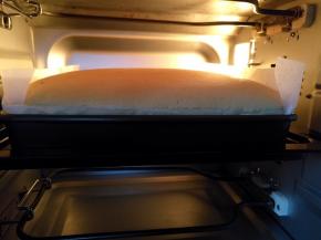 将盛水的烤盘放入烤箱中下层，预热好烤箱，将深烤盘放在盛水的烤盘上，上火120度下火140度，烘烤70分钟