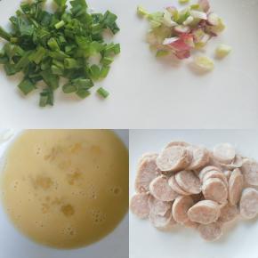 葱切末，鸡蛋搅拌成蛋液，香肠切片