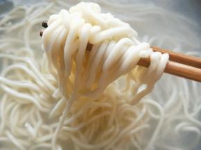 锅里准备水烧开，放点盐