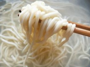 锅里准备水烧开，放点盐