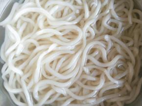 水开放入面条，面条煮熟之后捞起放入冷开水中过滤一下